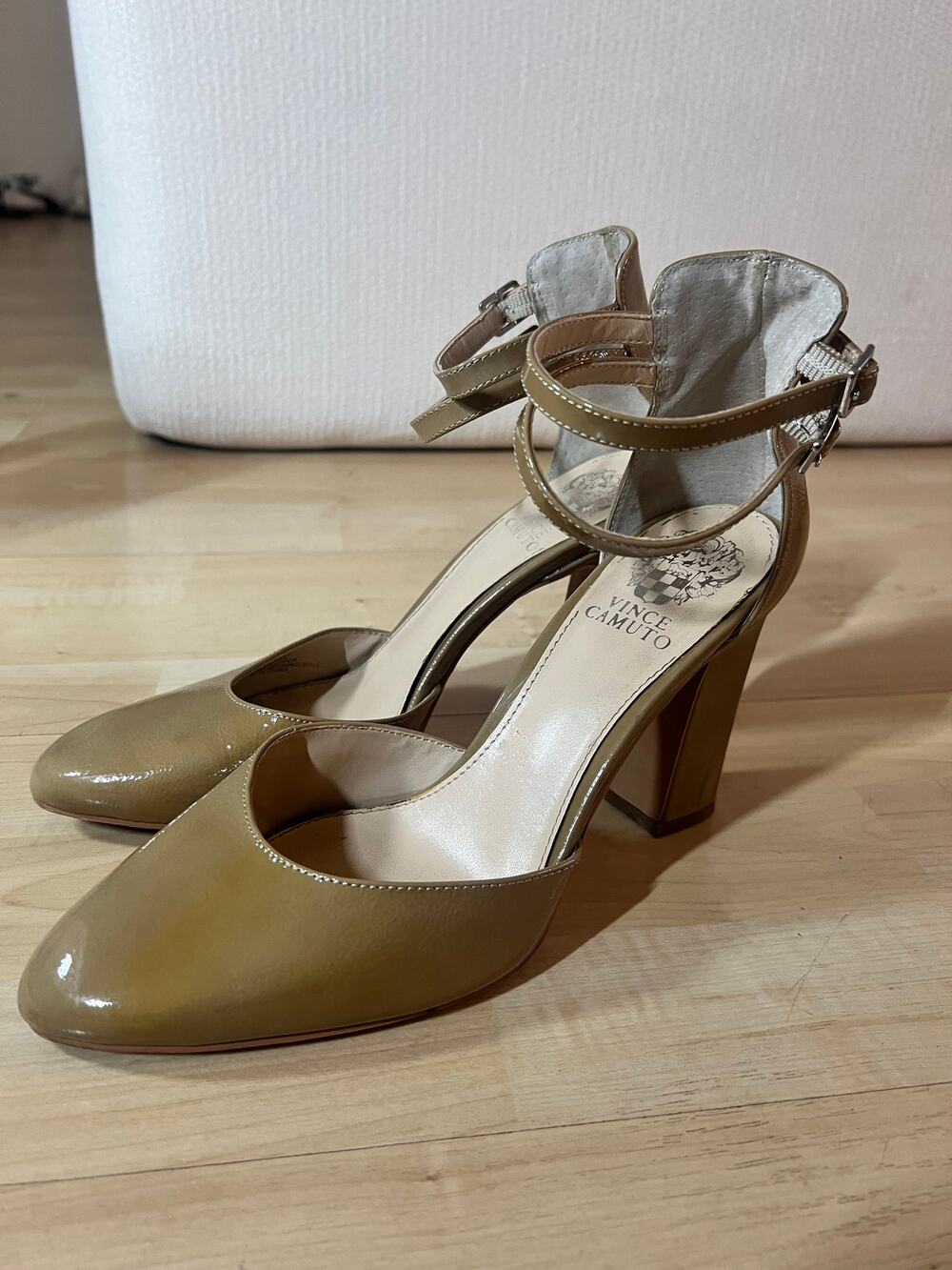 VINCE CAMUTO Women Olive Green Patent Ankle Strap Heels Size 9.5 Block Heel Pump